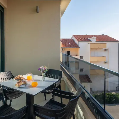 Jakov Ii Apartament *